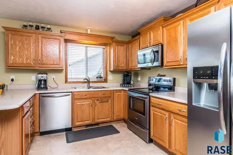 5909 S Cain Ave, Sioux Falls, SD 57106 photo 8