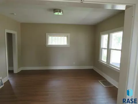 720 E 7th St, Sioux Falls, SD 57103 photo 4