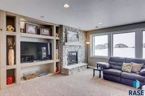 200 Linden Dr, Madison, SD 57042 photo 9