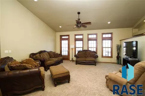 3300 E Madison St, Sioux Falls, SD 57110 photo 2