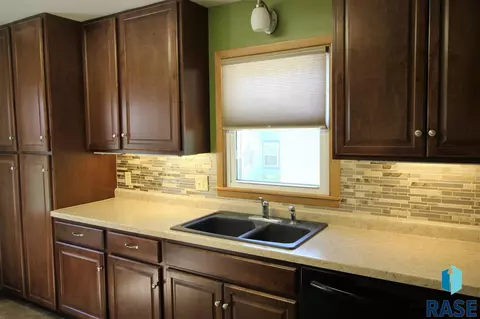 2308 S Willow Ave, Sioux Falls, SD 57105 photo 2