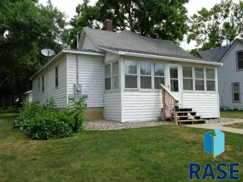 620 E 4th St, Canton, SD 57013 photo 1
