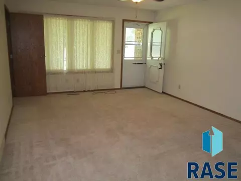 831 E Center St, Madison, SD 57042 photo 4