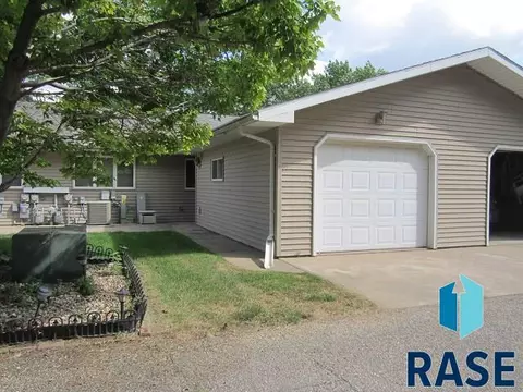 831 E Center St, Madison, SD 57042 photo 9