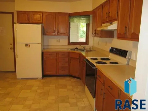 831 E Center St, Madison, SD 57042 photo 2