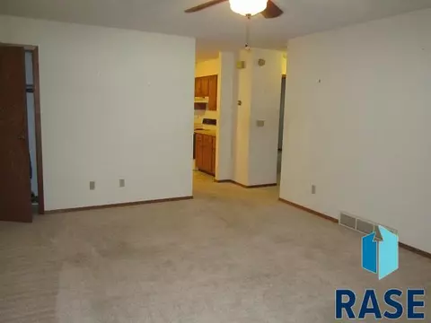 831 E Center St, Madison, SD 57042 photo 5