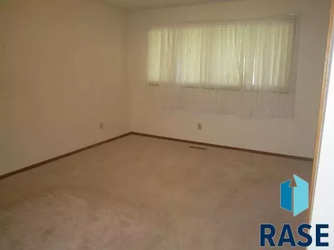 831 E Center St, Madison, SD 57042 photo 6