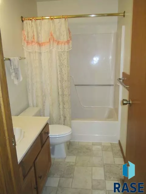 831 E Center St, Madison, SD 57042 photo 8