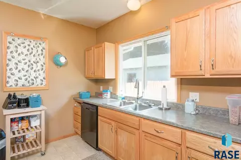 1908 E 8th St, Sioux Falls, SD 57103 photo 2
