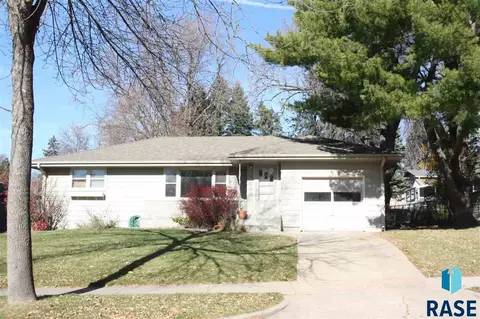 2704 W 28th St, Sioux Falls, SD 57105 photo 1