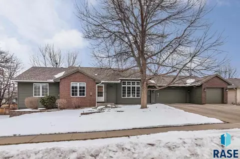3521 E Braeburn Cir, Sioux Falls, SD 57103 photo 1