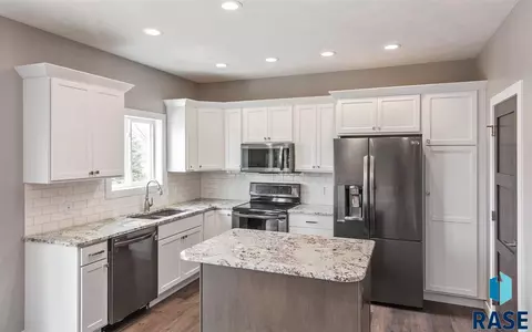 2223 E Stone Pointe Cir, Sioux Falls, SD 57108 photo 2