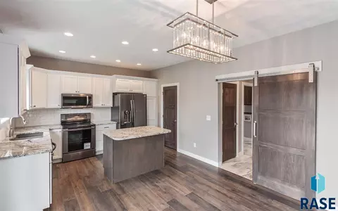 2223 E Stone Pointe Cir, Sioux Falls, SD 57108 photo 4