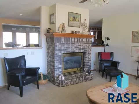418 Cedar Ct, Madison, SD 57042 photo 2