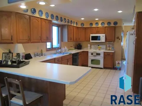 418 Cedar Ct, Madison, SD 57042 photo 4