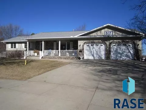418 Cedar Ct, Madison, SD 57042 photo 1