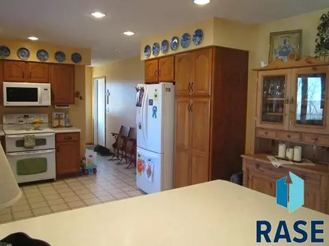 418 Cedar Ct, Madison, SD 57042 photo 5