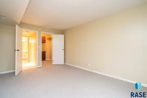 Undisclosed, Sioux Falls, SD 57105 photo 13