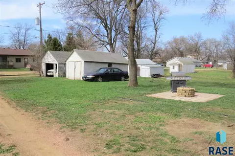405 Cedar Ave, Marion, SD 57043 photo 2