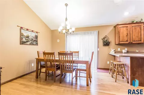 1205 N Caleb Ave, Sioux Falls, SD 57103 photo 4
