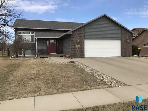 2104 58th St, Sioux Falls, SD 57106 photo 1
