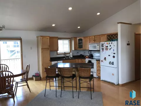 2104 58th St, Sioux Falls, SD 57106 photo 3