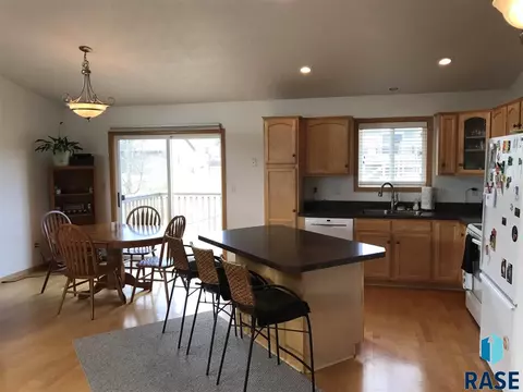 2104 58th St, Sioux Falls, SD 57106 photo 2
