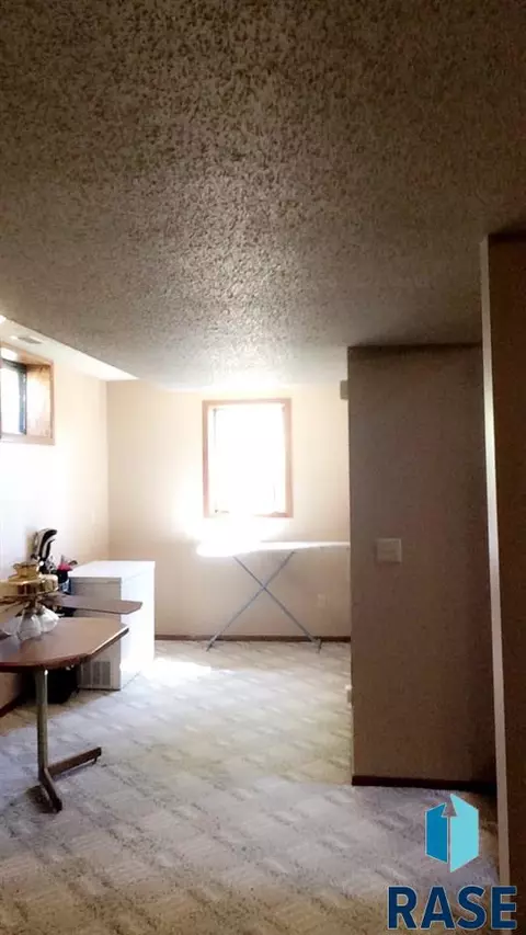 1409 E Oak St, Sioux Falls, SD 57105 photo 9