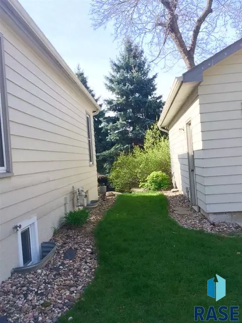 1409 E Oak St, Sioux Falls, SD 57105 photo 2