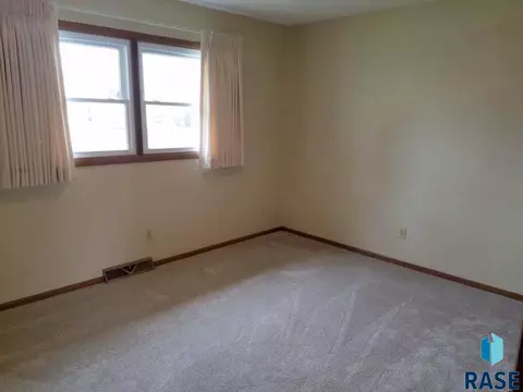 2209 E 1st St, Sioux Falls, SD 57103 photo 9