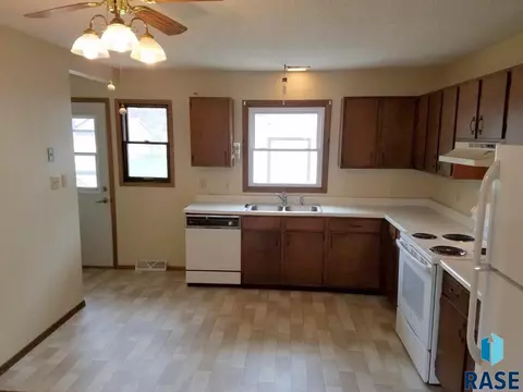 2209 E 1st St, Sioux Falls, SD 57103 photo 7