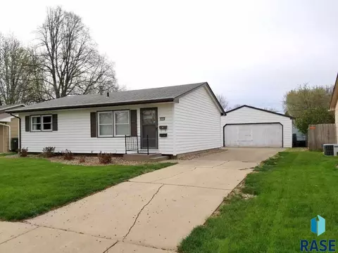 2209 E 1st St, Sioux Falls, SD 57103 photo 1