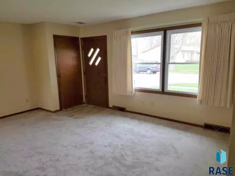 2209 E 1st St, Sioux Falls, SD 57103 photo 2