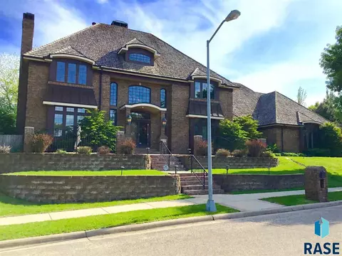 3001 W Donahue Dr, Sioux Falls, SD 57105 photo 1
