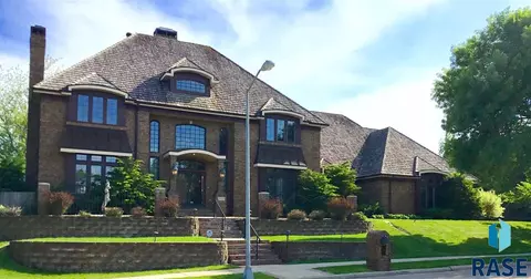 3001 W Donahue Dr, Sioux Falls, SD 57105 photo 2