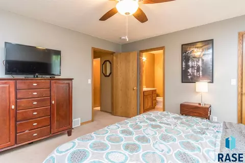 Undisclosed, Sioux Falls, SD 57106 photo 13