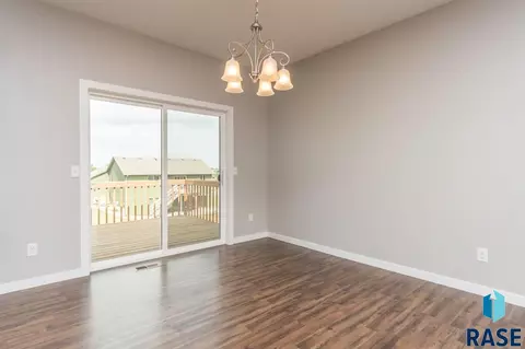 1109 N Broken Bow Ave, Sioux Falls, SD 57103 photo 8