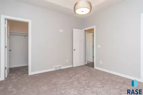 1109 N Broken Bow Ave, Sioux Falls, SD 57103 photo 17