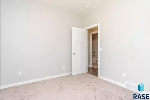 1109 N Broken Bow Ave, Sioux Falls, SD 57103 photo 23