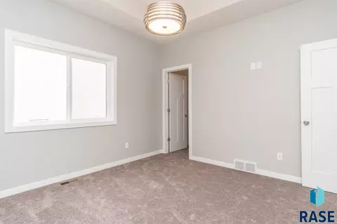 1109 N Broken Bow Ave, Sioux Falls, SD 57103 photo 15