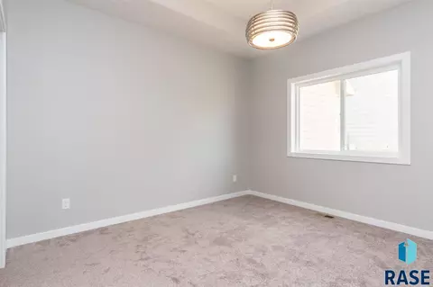 1109 N Broken Bow Ave, Sioux Falls, SD 57103 photo 14