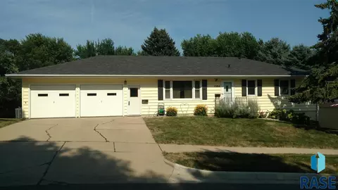 1304 S Tabbert Cir, Sioux Falls, SD 57103 photo 2