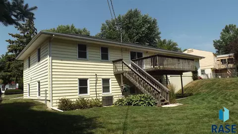 1304 S Tabbert Cir, Sioux Falls, SD 57103 photo 4