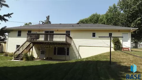 1304 S Tabbert Cir, Sioux Falls, SD 57103 photo 3