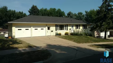 1304 S Tabbert Cir, Sioux Falls, SD 57103 photo 1