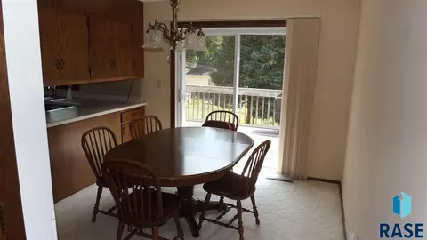 1304 S Tabbert Cir, Sioux Falls, SD 57103 photo 9
