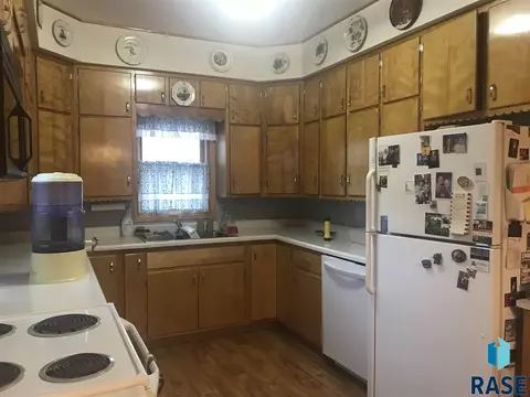 208 W Well St, Freeman, SD 57029 photo 3