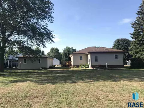 208 W Well St, Freeman, SD 57029 photo 2