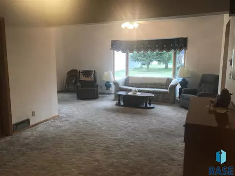 208 W Well St, Freeman, SD 57029 photo 5