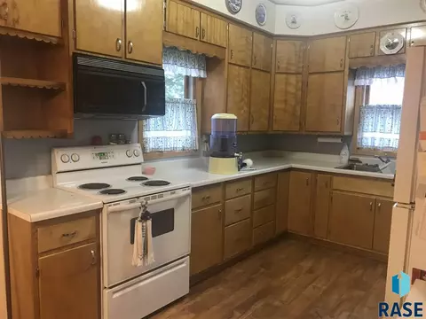 208 W Well St, Freeman, SD 57029 photo 4